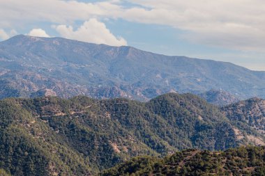 Uzakta dumanlı arkaplanı olan dağ manzarası.
