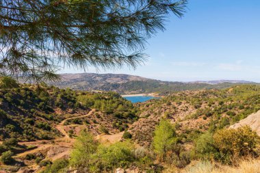 Dağlardaki su rezervuarının manzarası. Su deposu olan dağ manzarası.