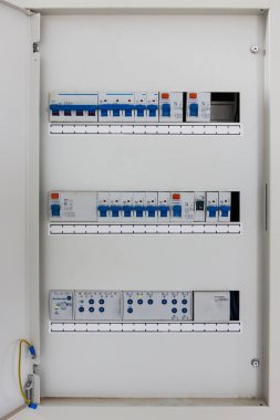Elektrik sistemi sigortası, anahtar kutusu. Açılan sigorta kutusu.