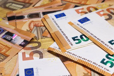 Para geçmişi, 50 avroluk banknotlarla kaplı bir yüzey. Yumuşak odak.