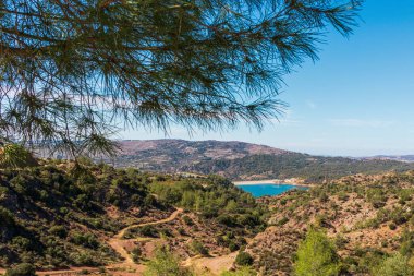 Dağ manzarası. Güneşli bir günde dağ rezervuarının manzarası.