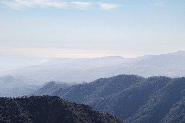 Tepe manzarası, dumanlı havada dağların manzarası. Kıbrıs 'taki Troodos Dağları.