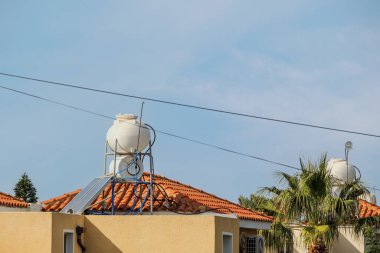 Evlerin çatısında su ısıtıcıları için güneş kazanları. Güneş ısıtmalı su.