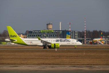 Pistteki uçak. Airbus A220-300. Riga Uluslararası Havaalanı, Marupe, Letonya - 16 Mar 2024