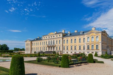Fransız bahçesinin yanından Rundale Kalesi cephesi. Pilsrundale, Rundale Şatosu, Letonya.