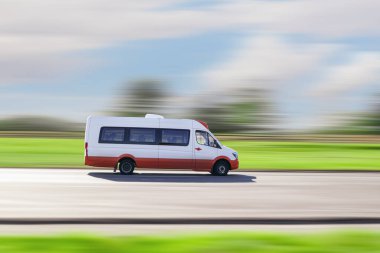 Yolcu minibüsü. Yolcu taşımacılığı küçük bir otobüsle. Turist gezileri, ekspres otobüs, transfer hizmetleri..