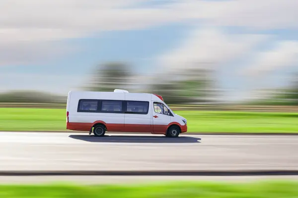 Yolcu minibüsü. Yolcu taşımacılığı küçük bir otobüsle. Turist gezileri, ekspres otobüs, transfer hizmetleri..