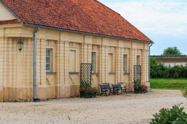 Evin duvarındaki banklarda dinleniyor..