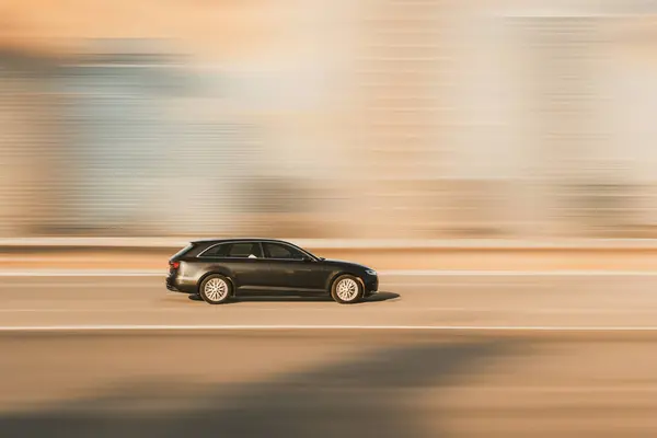 Hızlı araba. Hızlı giden koyu kahverengi bir arabanın soyut fotoğrafı. Arka planda hız bulanıklığı. Yan görünüm.