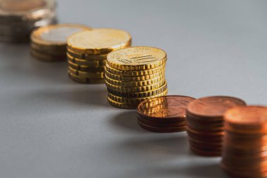 Masada bozuk paralar var. Gri bir masada yığınla euro sikkesi. Yumuşak odak.