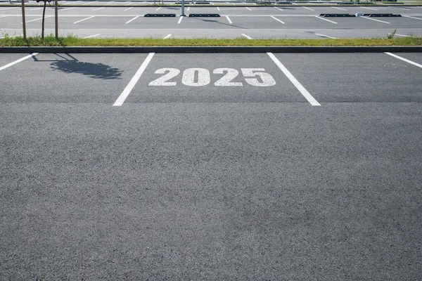2025 yıl. Asfaltta 2025 yazan boş bir otopark..