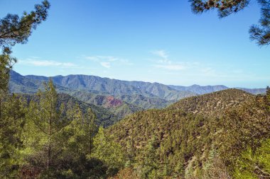Dağ manzarası. Arka planda mavi gökyüzü olan yeşil dağların güzel manzarası.