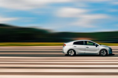 Araba sürüyorum. Hızlı bulanık arkaplanda metin için boş alanı olan hareket eden gri bir araba, boşluğu kopyala.