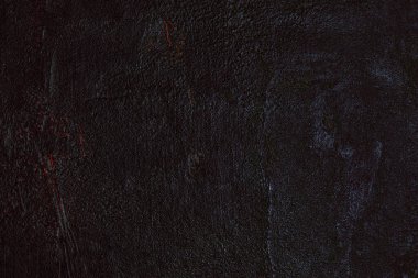 Duvarda parlak turuncu çatlaklar olan soyut koyu arkaplan.