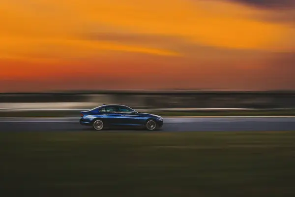 Hızlı araba. Hız bulanıklığı efektli soyut araba fotoğrafçılığı.