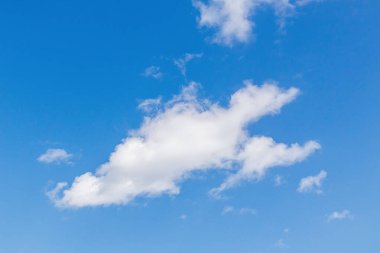 Mavi gökyüzü arka planında beyaz bulut. Bulut dokusu.