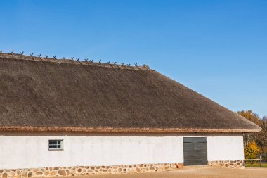 Sazdan çatılı eski bir ev. Geleneksel tarzda tarihi binaların yenilenmesi.