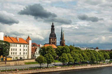 Riga Old Town manzarası, Riga Kalesi ve Kubbe Kilisesi manzarası. Riga, Letonya - 06 Temmuz 2025.