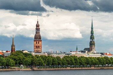 Riga, Letonya 'nın başkenti. Eski kasaba manzaralı şehir manzarası, büyük kilise kuleleri.