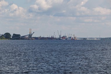 Büyük bir liman konteynır gemisi ve büyük gemiler görünüyor. Deniz taşımacılığı kavramı.