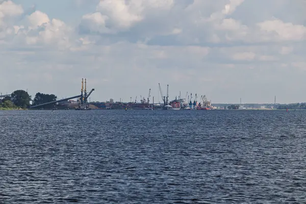 Büyük bir liman konteynır gemisi ve büyük gemiler görünüyor. Deniz taşımacılığı kavramı.