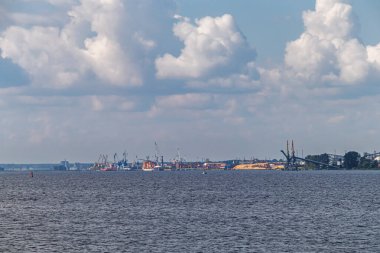 Vinçler ve gemilerle sudan liman bölgesine bakın. Konteynırlı kargo gemileri, deniz nakliyesi..