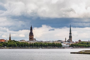 Letonya başkenti Riga 'nın manzarası. Riga Old Town şehir manzarası. Riga, Letonya - 06 Temmuz 2025.