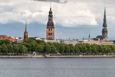 Letonya başkenti Riga 'nın manzarası. Riga Old Town şehir manzarası. Riga, Letonya - 06 Temmuz 2025.