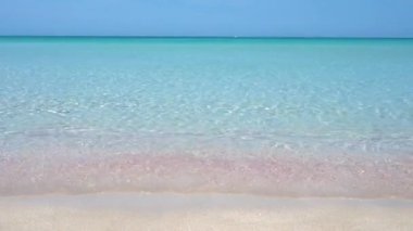 San Vito lo Capo Sicilya yaz tatili konseptiyle sakin deniz yüzeyinin ve sakin tropik adanın çarpıcı görüntüsü.