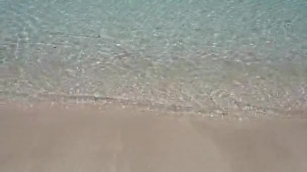 Приголомшливий Постріл Спокійної Поверхні Моря Ідилічного Тропічного Острова Піщаним Берегом — стокове відео