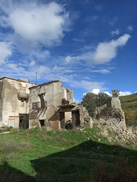 Görüntü, Sicilya 'daki terk edilmiş Poggioreale kalıntılarını yakalıyor. Canlı, mavi bir gökyüzüne karşı kurulmuş. Doğa ve tarihin kesişimini vurguluyor.