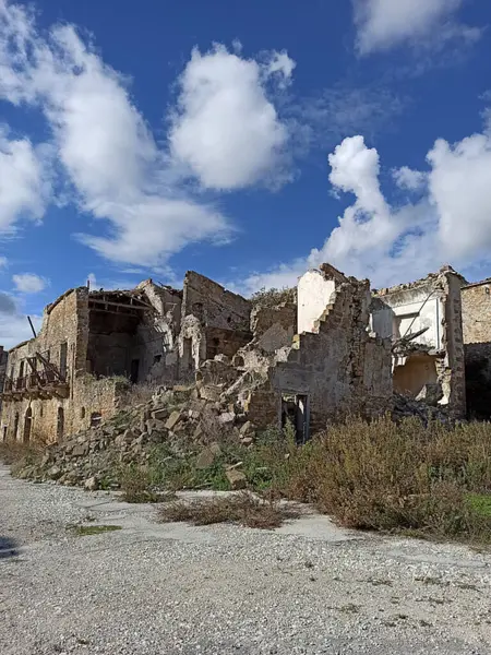 Sicilya 'daki Poggioreale harabelerinin görüntüsü, tarihi mimari ve doğa ıslahının karışımını vurguluyor, terk edilmenin ilginç bir keşfi.