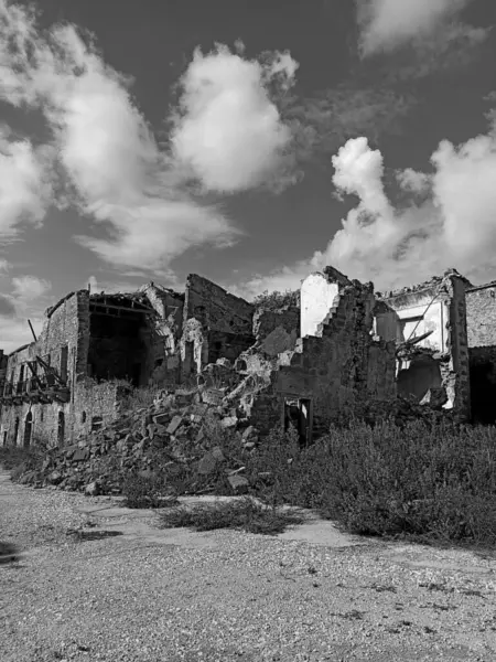 Sicilya 'da deprem yıkımının ardından şehir harabeye döndü. 1968 küçük kasabası, savaş, siyah-beyaz, dikey seyahat.