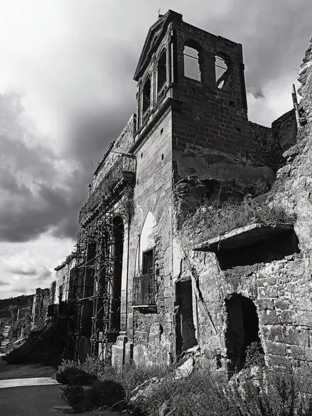 Sicilya 'da deprem yıkımının ardından şehir harabeye döndü. 1968 küçük kasabası, savaş, siyah-beyaz, dikey seyahat.