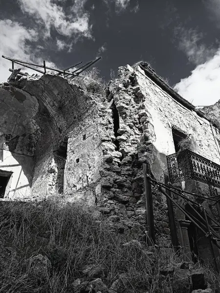 Sicilya 'da deprem yıkımının ardından şehir harabeye döndü. 1968 küçük kasabası, savaş, siyah-beyaz, dikey seyahat.