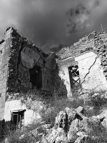 Sicilya 'da deprem yıkımının ardından şehir harabeye döndü. 1968 küçük kasabası, savaş, siyah-beyaz, dikey seyahat.