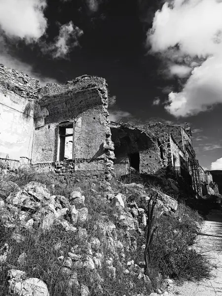 Sicilya 'da deprem yıkımının ardından şehir harabeye döndü. 1968 küçük kasabası, savaş, siyah-beyaz, dikey seyahat.