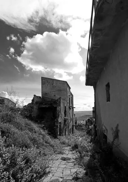 Sicilya 'da deprem yıkımının ardından şehir harabeye döndü. 1968 küçük kasabası, savaş, siyah-beyaz, dikey seyahat.