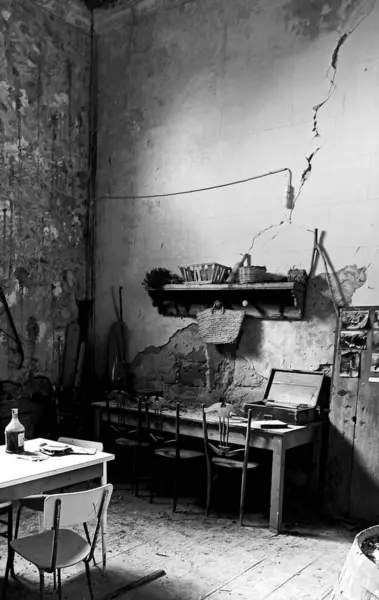 Poggioreale, Sicilya 'da terk edilmiş bir odada kırık duvarlar, kırsal mobilyalar ve nostalji ve tarihi çağrıştıran kalıntılar bulunuyor.