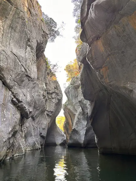 Gole Di Tiberio, İtalya - 2 Kasım 2024: Görkemli kaya oluşumları, güzel bir kanyondaki dingin bir su yolunun üzerinde yükselir, doğa keşiflerini ve maceralarını davet eder