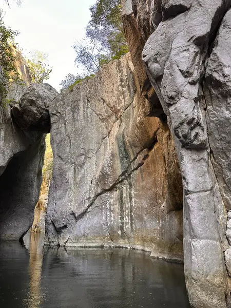 Gole Di Tiberio, İtalya - 02 Kasım 2024: Huzurlu bir kanyonda kaya oluşumları, doğanın ve sükunetin güzelliğini gözler önüne serer.