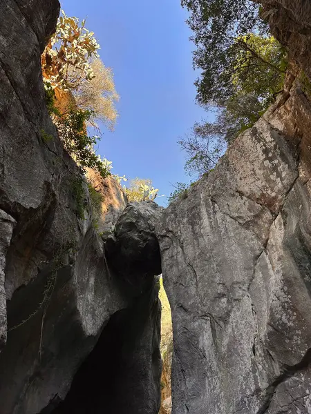 Gole Di Tiberio, İtalya - 02 Kasım 2024: Açık mavi gökyüzü altındaki kaya oluşumları bir kanyon manzarasının güzelliğini ve ihtişamını vurguluyor