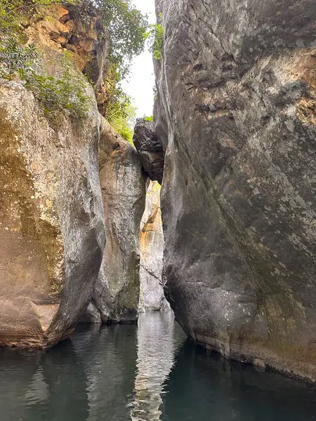 Gole Di Tiberio, İtalya - 02 Kasım 2024: Kaya oluşumları güzel bir doğal ortamda huzurlu sulara açılan dar bir geçit oluşturur