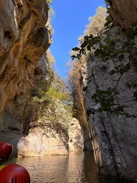 Gole Di Tiberio, İtalya - 02 Kasım 2024: Muhteşem kaya oluşumları berrak mavi gökyüzünün altında berrak bir su yolu üzerinde yükseliyor.