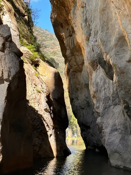 Gole Di Tiberio, İtalya - 02 Kasım 2024: Kaya oluşumları nefes kesen bir kanyonda sakin suların üzerinde dramatik bir şekilde yükselir, doğa keşiflerini ve maceralarını davet eder