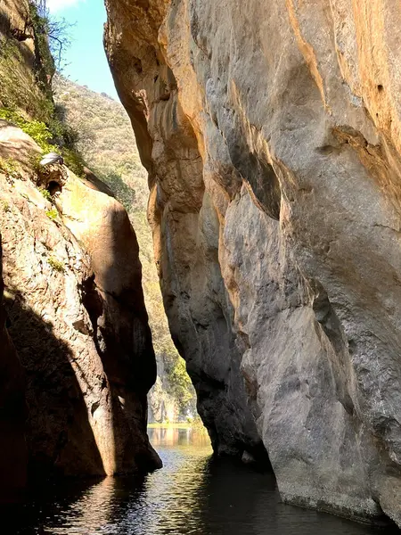 Gole Di Tiberio, İtalya - Kasım Kaya oluşumları nefes kesici bir kanyon içinde sakin bir su yolu üzerinde yükseliyor, doğa keşfi için ideal