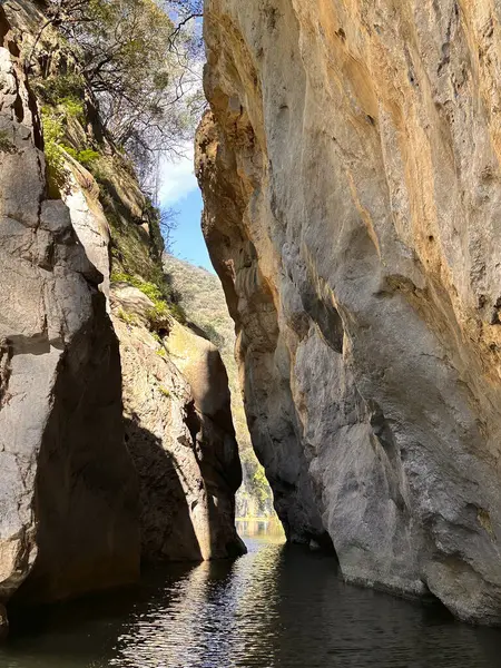 Gole Di Tiberio, İtalya - 02 Kasım 2024: Huzurlu bir kanyonda kaya oluşumları dramatik bir şekilde yükselir, keşif ve maceraya davetiye çıkarır