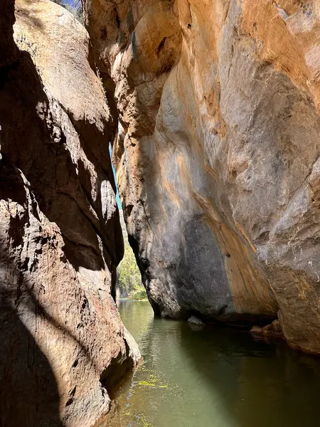 Gole Di Tiberio, İtalya - 2 Kasım 2024: Görkemli kanyon yükselen kaya oluşumları ve güneş ışığını yansıtan sakin su, keşif için ideal