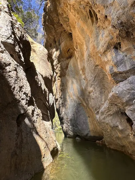 Gole Di Tiberio, İtalya - 02 Kasım 2024: Dar bir kanyonda sakin su yansıtmalı kaya oluşumları doğanın çarpıcı güzelliğini vurguluyor