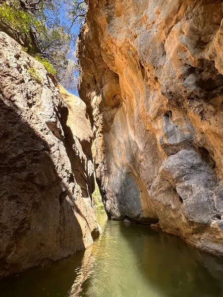 Gole Di Tiberio, İtalya - 02 Kasım 2024: Yüksek uçurumları olan görkemli kanyon ve güneş ışığını yansıtan sakin su, doğa keşfi ve macera için mükemmel